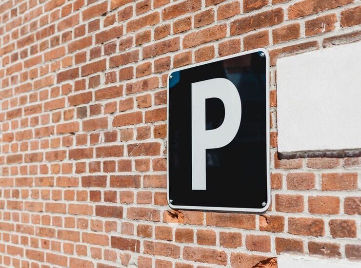 Parkieren Sie gemütlich im Parkhaus gegenüber.