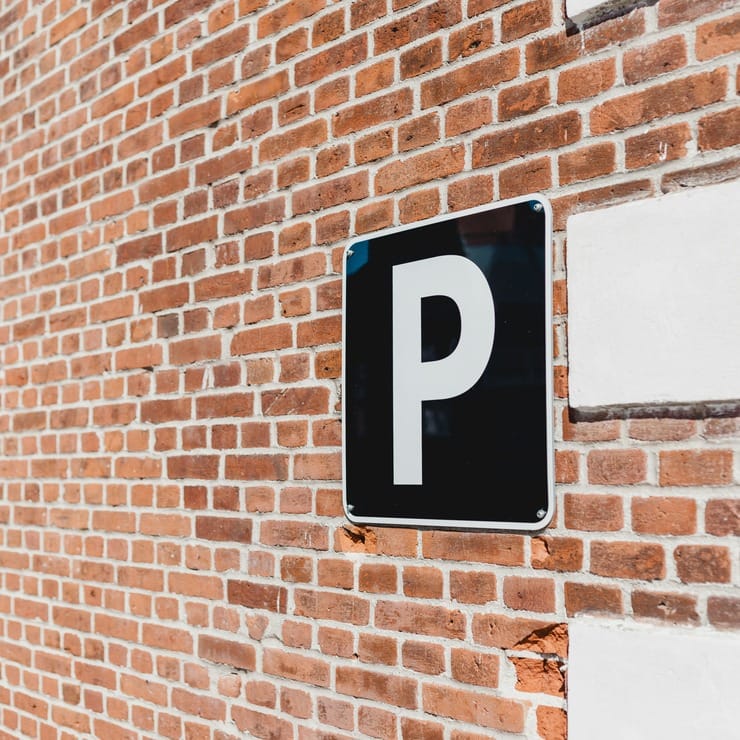 Parkieren Sie gemütlich im Parkhaus gegenüber.